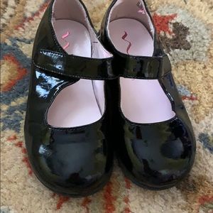 Nina Kids 6.5 black pattern leather shoes